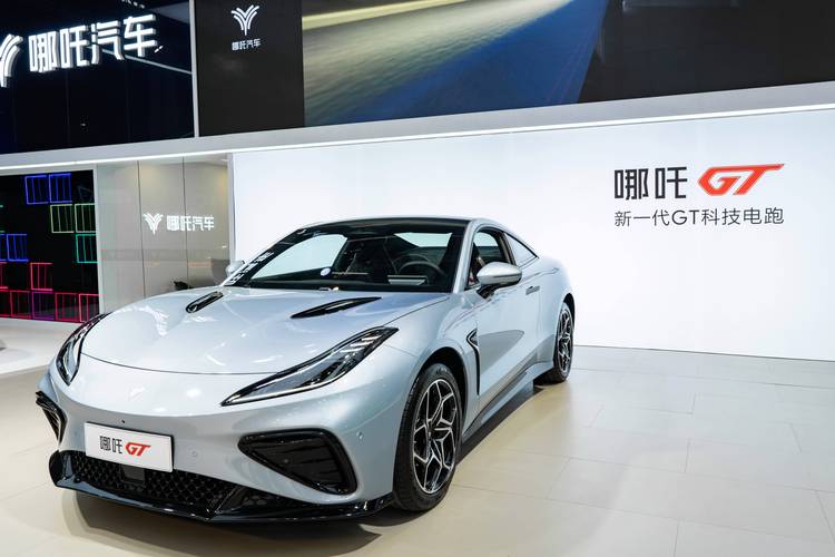 成都135哪吒汽车在智能汽车领域的表现，领途汽车在新能源汽车市场中的影响力